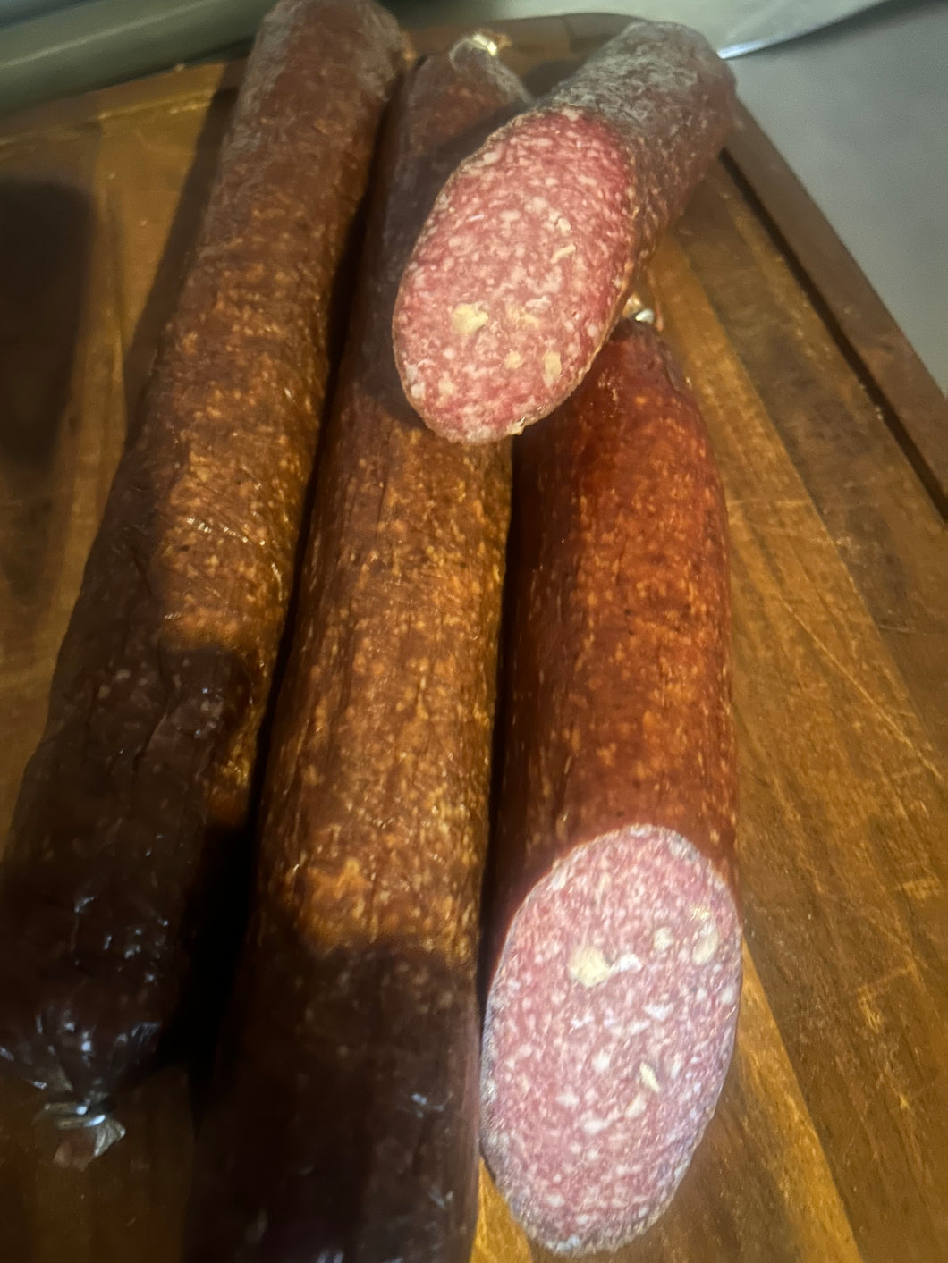 Wildsalami mit Walnüssen, geräuchert